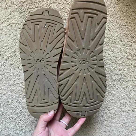 UGGs with Button Detail - Picture 3 of 5